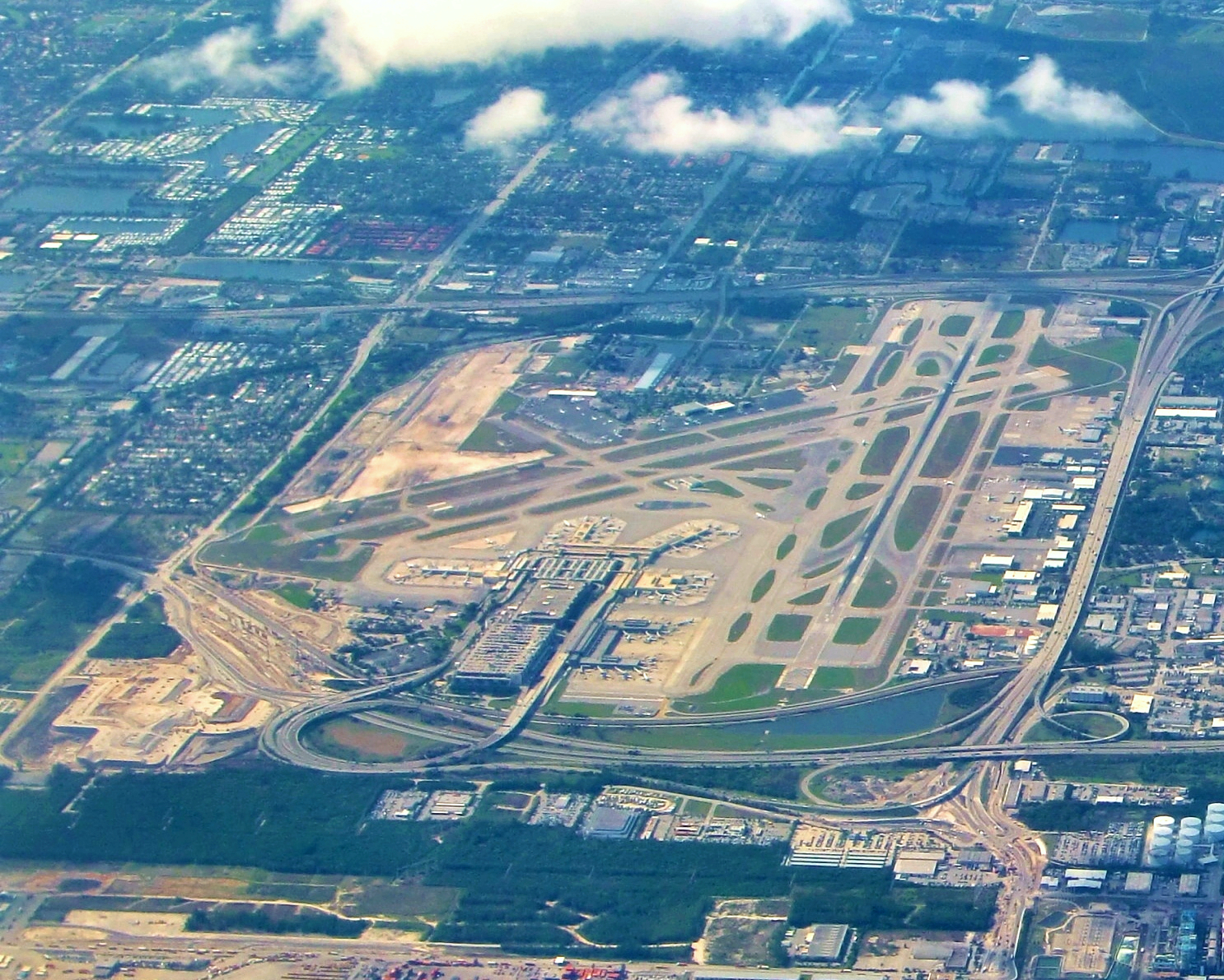 Imagem de referência de Aeroporto Internacional de Fort Lauderdale-Hollywood, descrito nos dados abertos como segundo aeroporto mais movimentado servindo a área metropolitana de Miami, Flórida, Estados Unidos