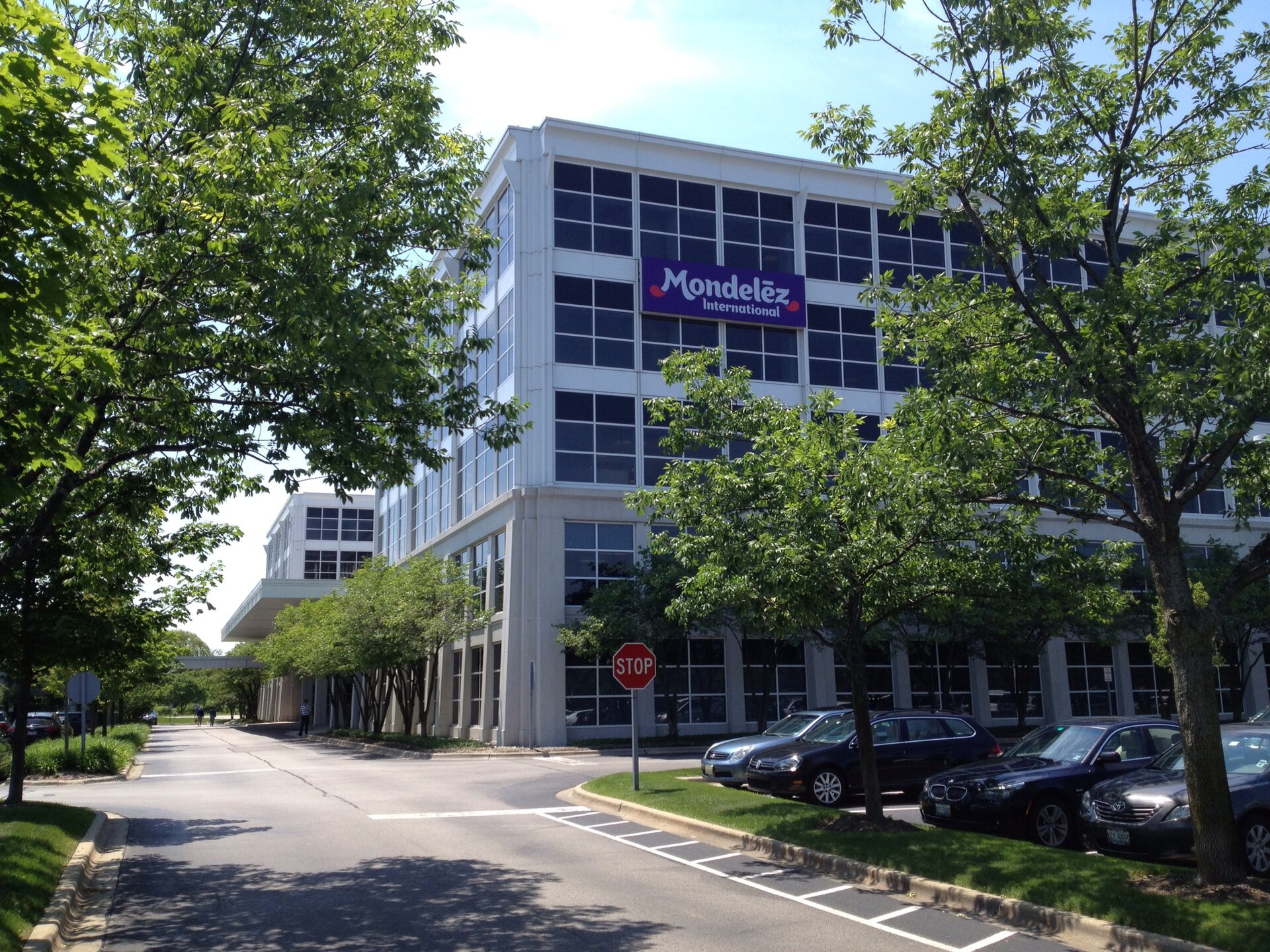 Imagem de referência relacionada a Mondelēz International, item descrito como conglomerado multinacional estadunidense de alimentos