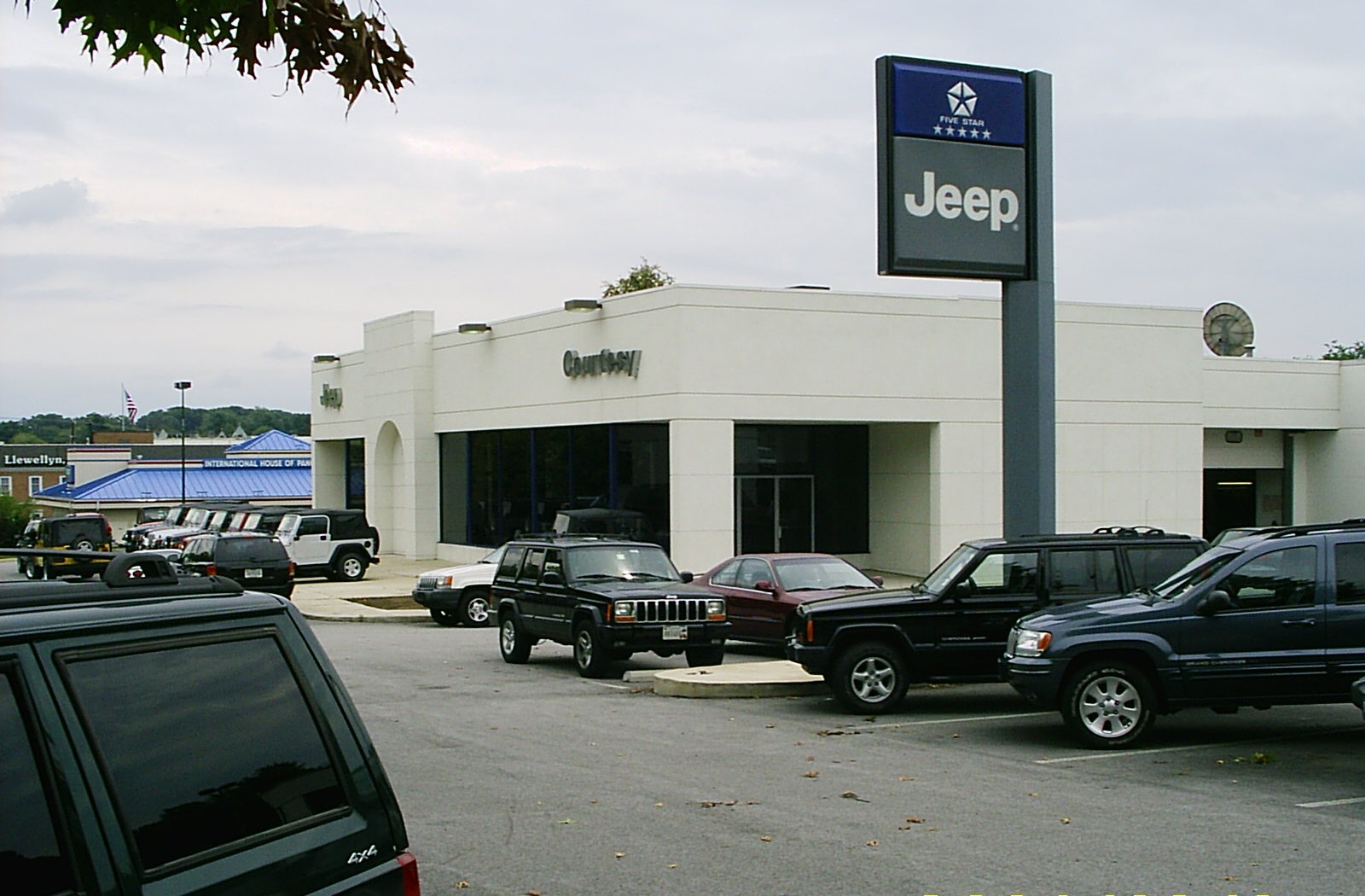 Imagem de referência relacionada a Jeep, item descrito como marca americana de automóveis