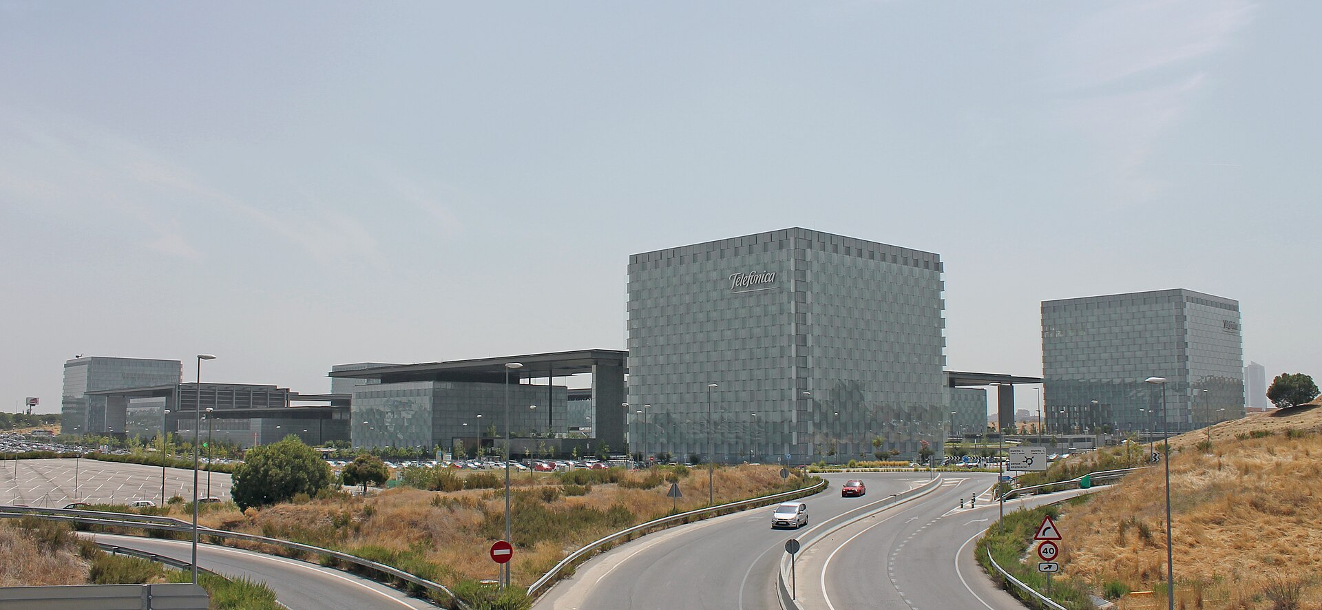 Imagem de referência relacionada a Telefónica, item descrito como empresa de telecomunicações com sede em Madri, Espanha