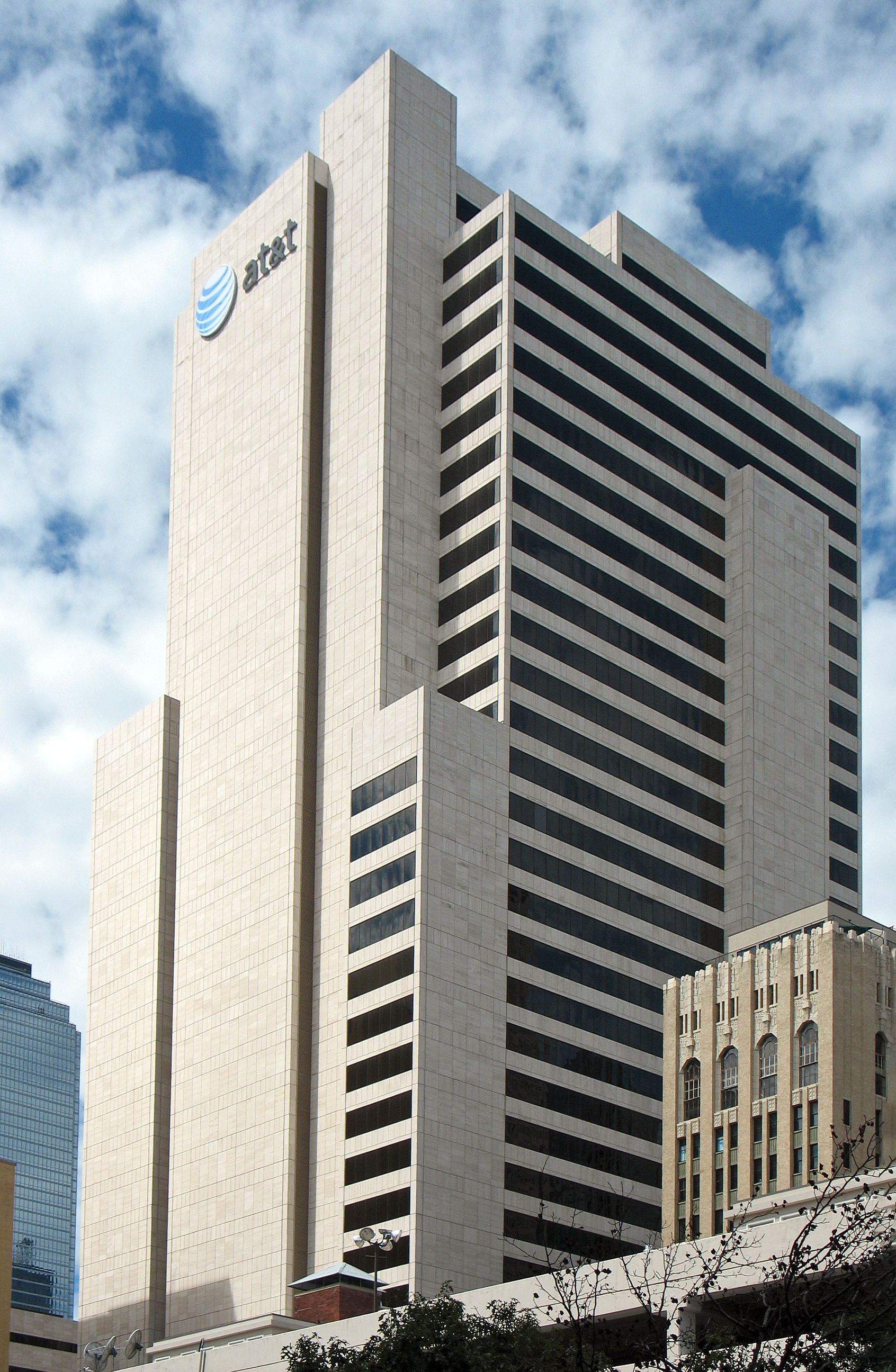 Imagem de referência relacionada a AT&T, item descrito como empresa multinacional de telecomunicações norte-americana