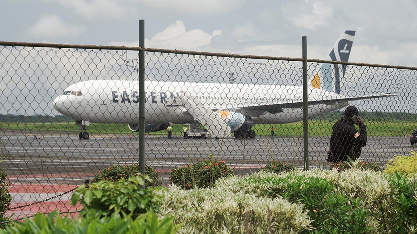A ICE deporta ex-combatante liberiano acusado de tortura e recrutamento de crianças-soldado