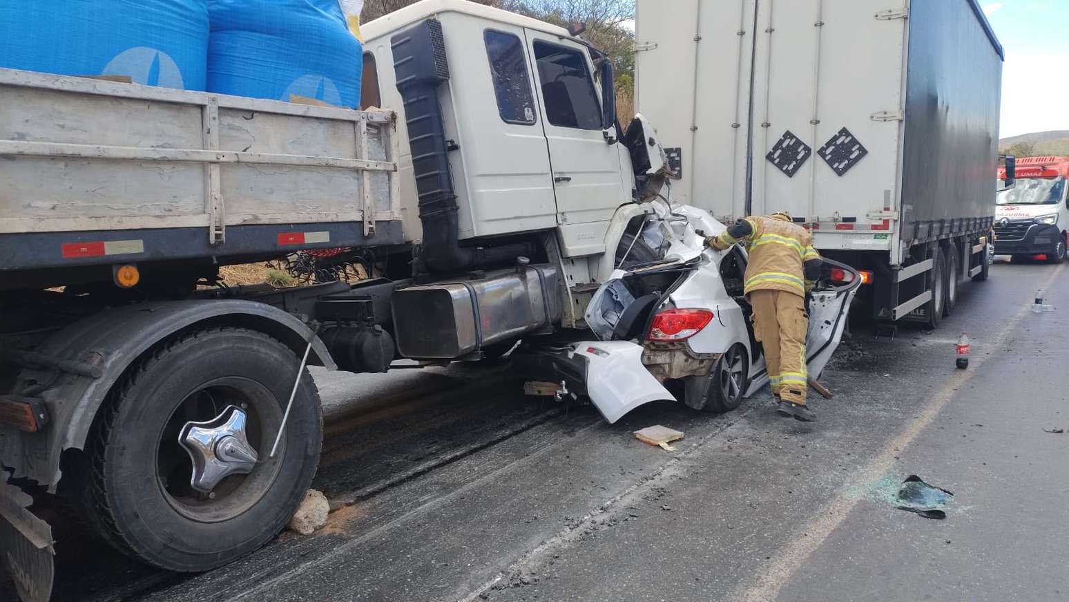 Carro &eacute; prensado por carreta e caminh&atilde;o-ba&uacute; em rodovia de MG neste domingo, 20; v&iacute;timas tiveram apenas ferimentos graves