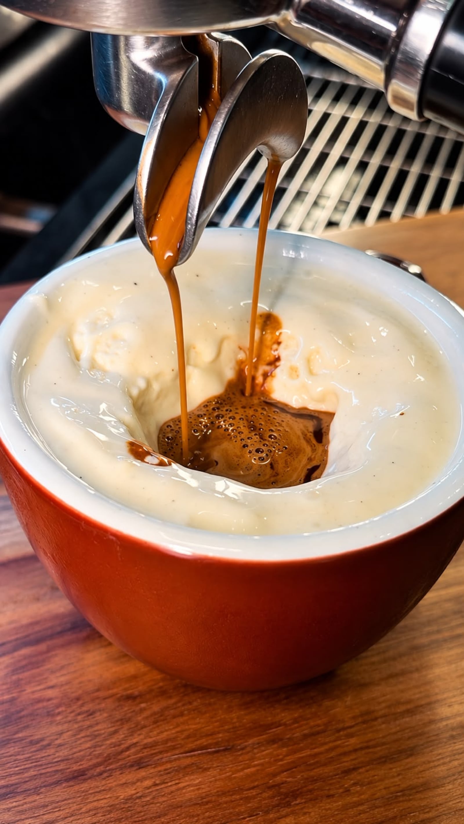 Affogatomisù nasceu de uma pergunta aparentemente simples: e se, em vez do sorvete tradicional, o affogato recebesse o creme do tiramisù? Paulo Posteral/Arquivo Pessoal
