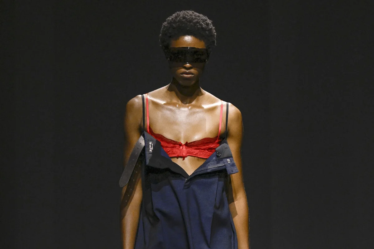 Sutiã é o novo top em uma moda que celebra a liberdade feminina