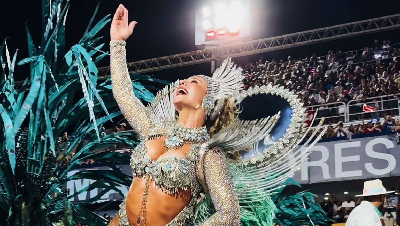 Paolla Oliveira como Rainha de Bateria da Grande Rio