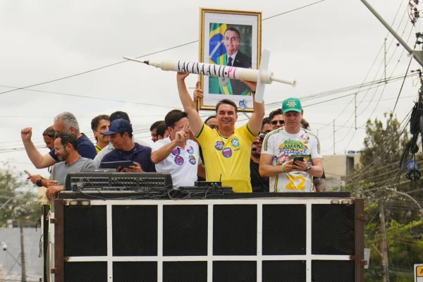 Flávio Bolsonaro diz que Lula "deve o seu mandato ao Alexandre de Moraes"