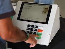 Aposentados e pensionistas do INSS começam a receber benefício; veja calendário
