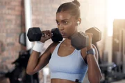 Dores articulares: 3 exercícios para fazer em casa e aliviar o desconforto