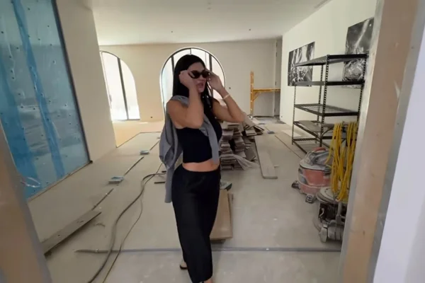Kylie Jenner vende mansão de luxo em Los Angeles por R$ 78 milhões