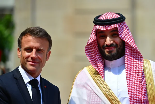 França decide enviar tropas para ajudar a Arábia Saudita contra os Houthis