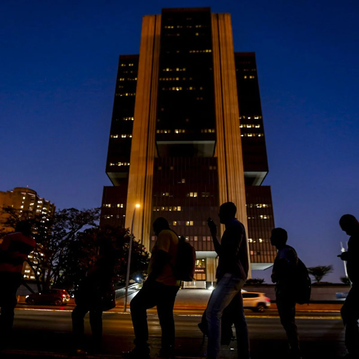 Copom vê "aumento da incerteza" e diz que cenário econômico exige "cautela"