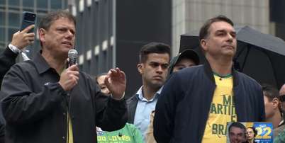 Tarcísio de Freitas, governador de São Paulo, ao lado de Flávio Bolsonaro Foto: @silasmalafaia via Youtube/Reprodução / Estadão