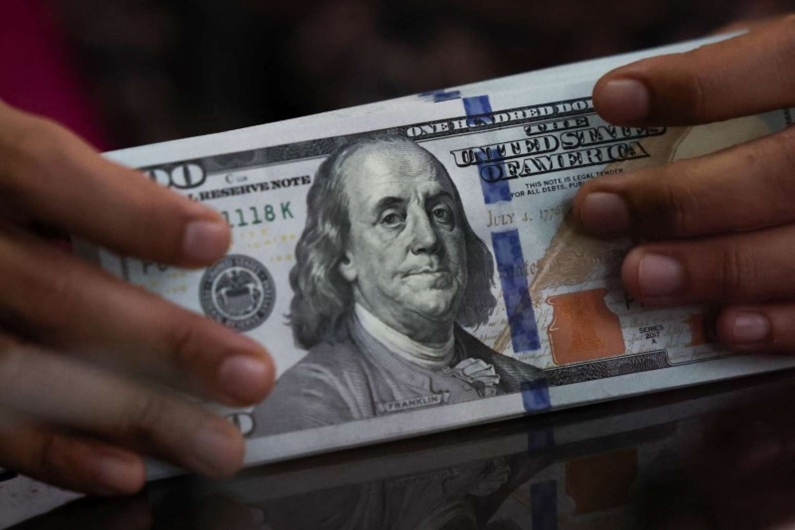 Às 17h04, o dólar futuro para outubro -- atualmente o mais negociado no ‌mercado brasileiro -- subia 0,52% na B3, aos R$5,1985