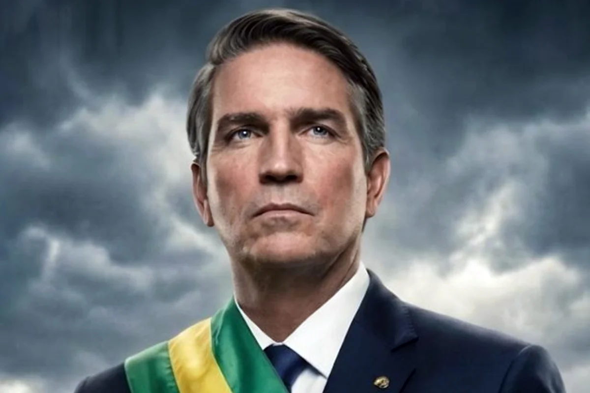Jim Caviezel caracterizado como o ex-presidente Jair Bolsonaro em Dark Horse