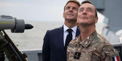 O presidente francês, Emmanuel Macron, assistiu nesta terça-feira (6) ao disparo de um míssil intercontinental a partir de uma fragata da Marinha do país na região do Finistère, no noroeste da França. Foto: AFP - BENJAMIN PAPIN / RFI
