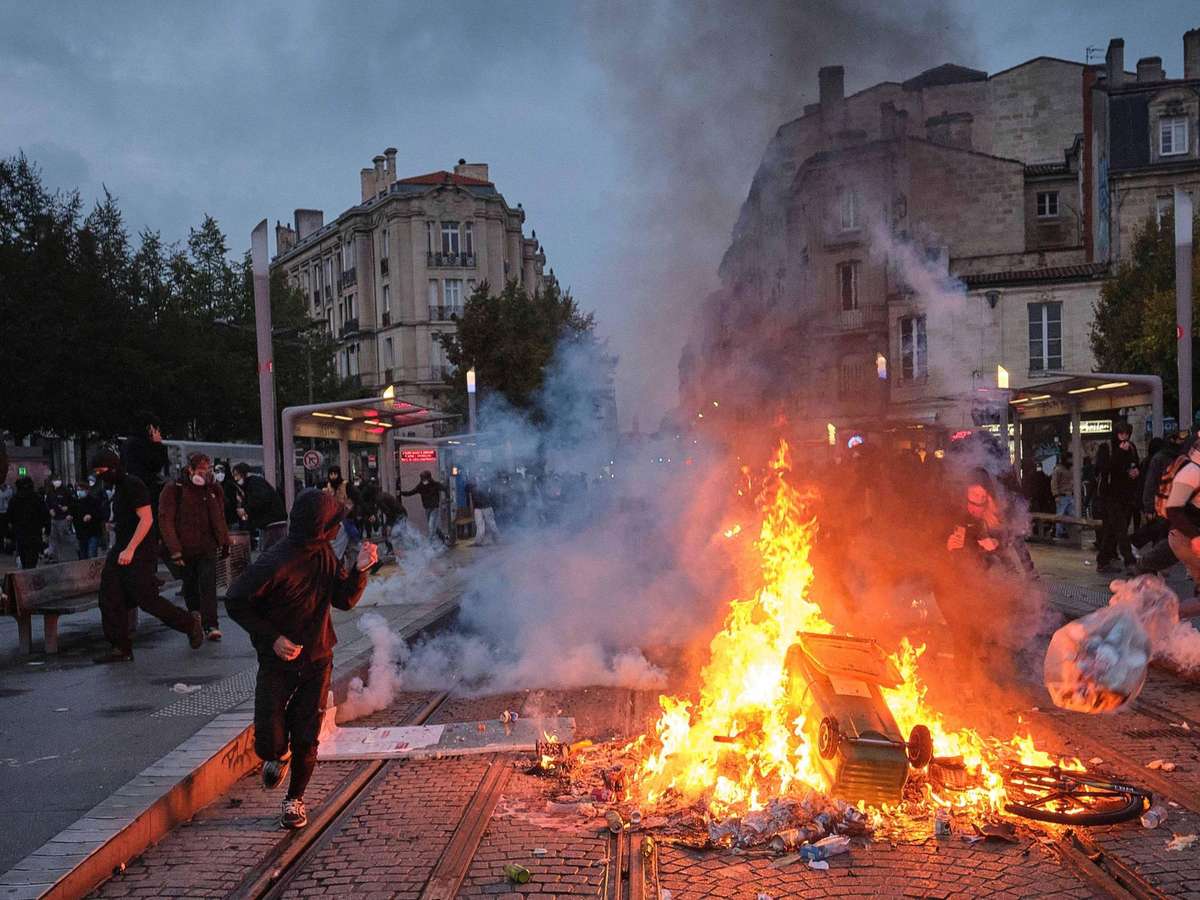 Quase mil pessoas são presas após confrontos em mais um dia de protestos em massa na França