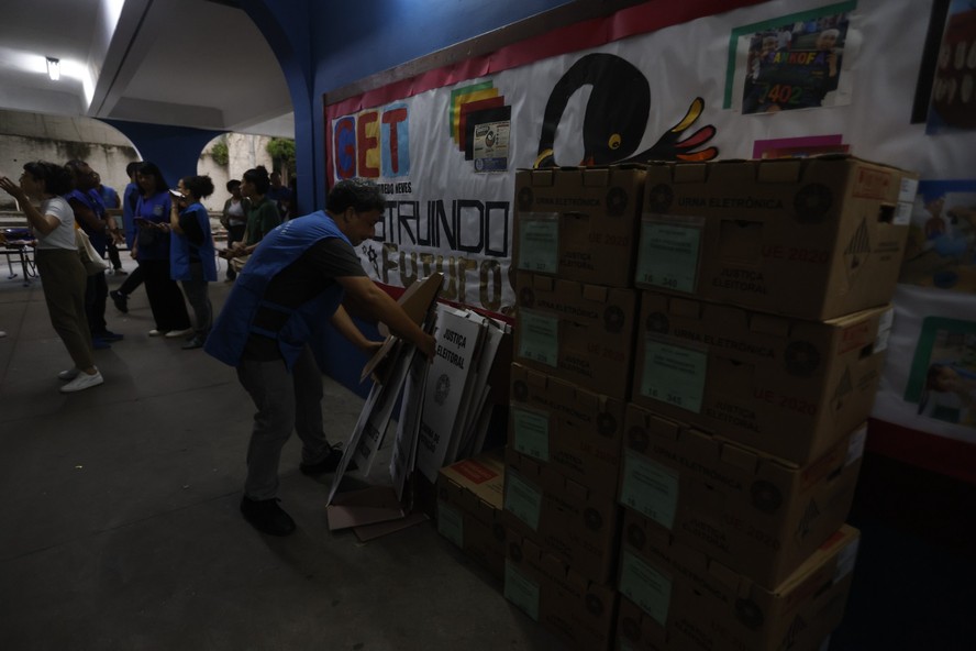 Decisão de Zanin não chega a tempo e votação nas urnas é encerrada em parte das seções eleitorais no Rio