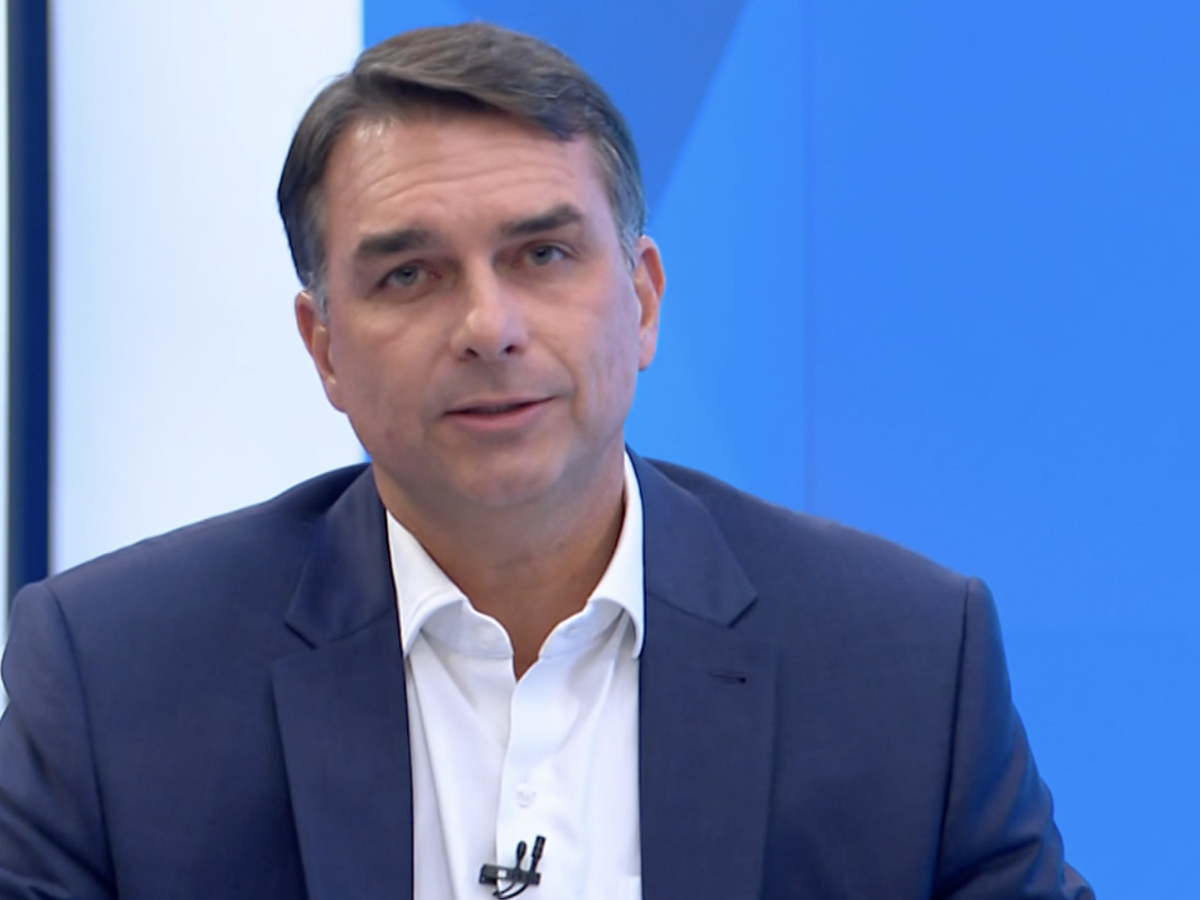 Flávio Bolsonaro cita negócios da Globo com Vorcaro e é rebatido por Renata Lo Prete durante sabatina