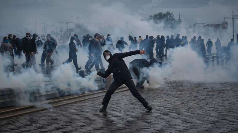 Quase mil pessoas são presas após confrontos em mais um dia de protestos em massa na França