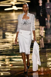 Modelo nigeriana que recriava desfiles da Chanel estreia na maison em Paris