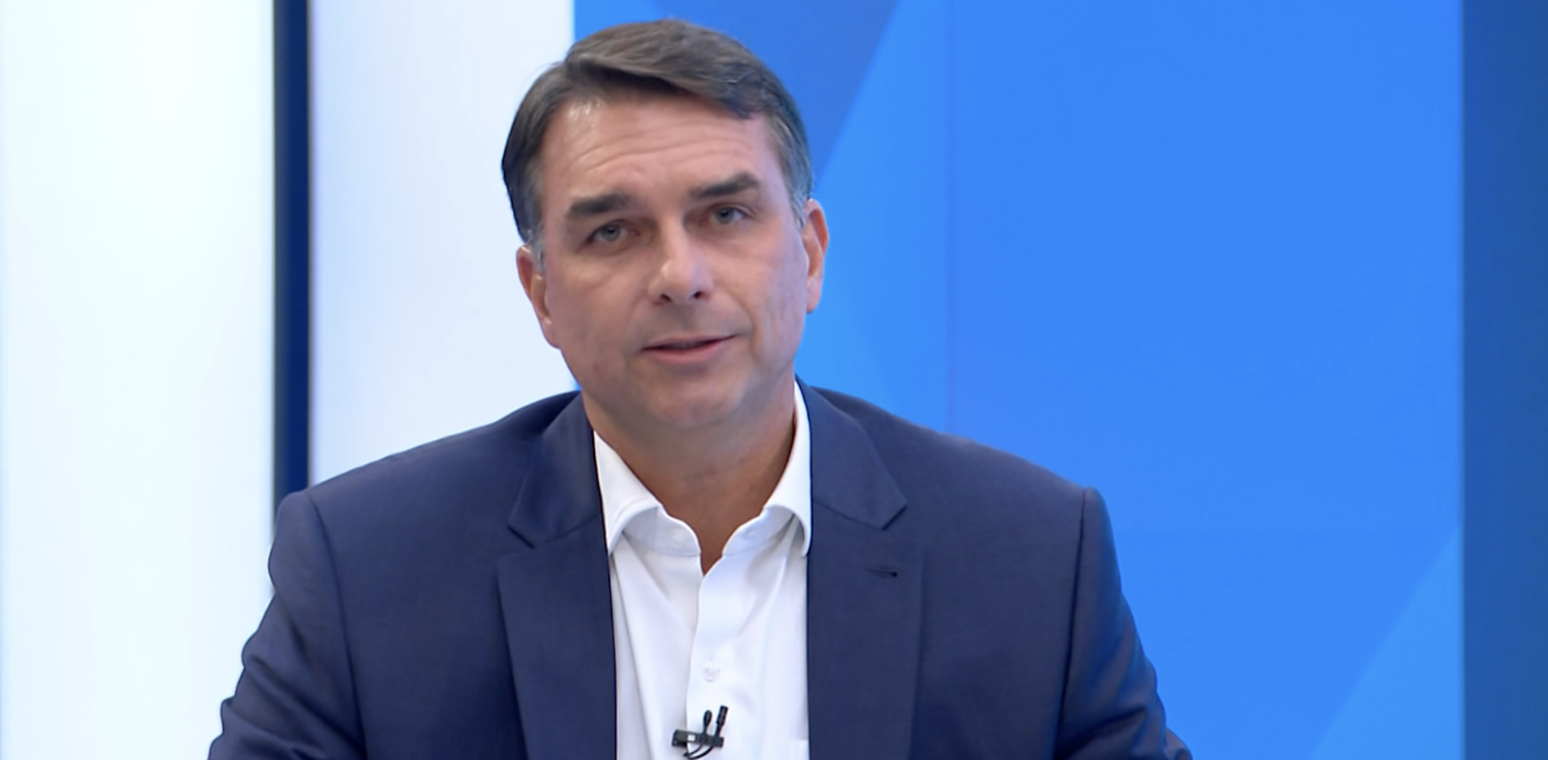 Flávio Bolsonaro durante sabatina da Globo