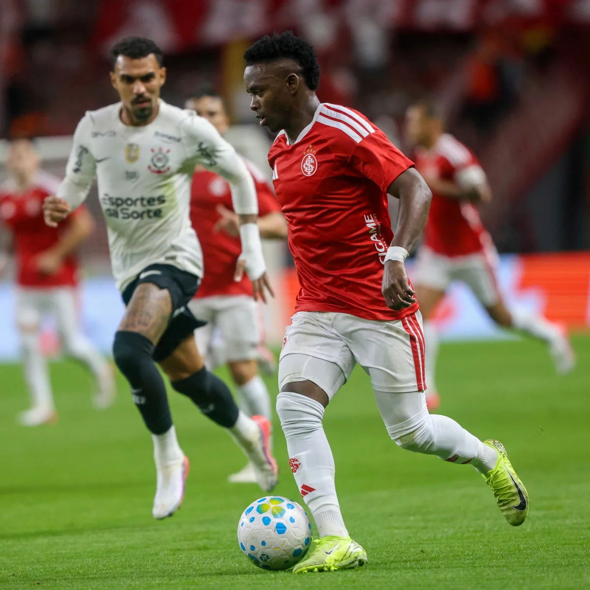 Em cenário de caos, Internacional e Corinthians lutam contra o rebaixamento