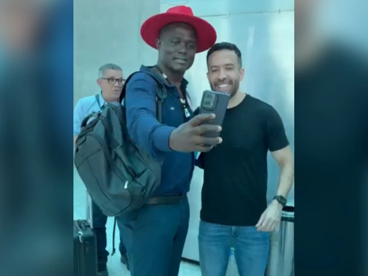 Janones é tietado por fila de "soldados" em aeroporto no domingo de eleição