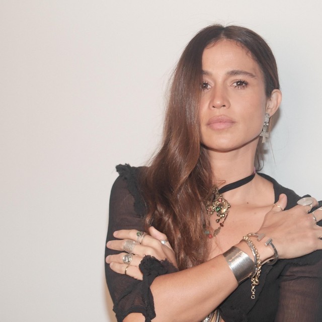 Nanda Costta posa com look transparente e fendado para estreia e arranca elogios: 'Maravilhosa'