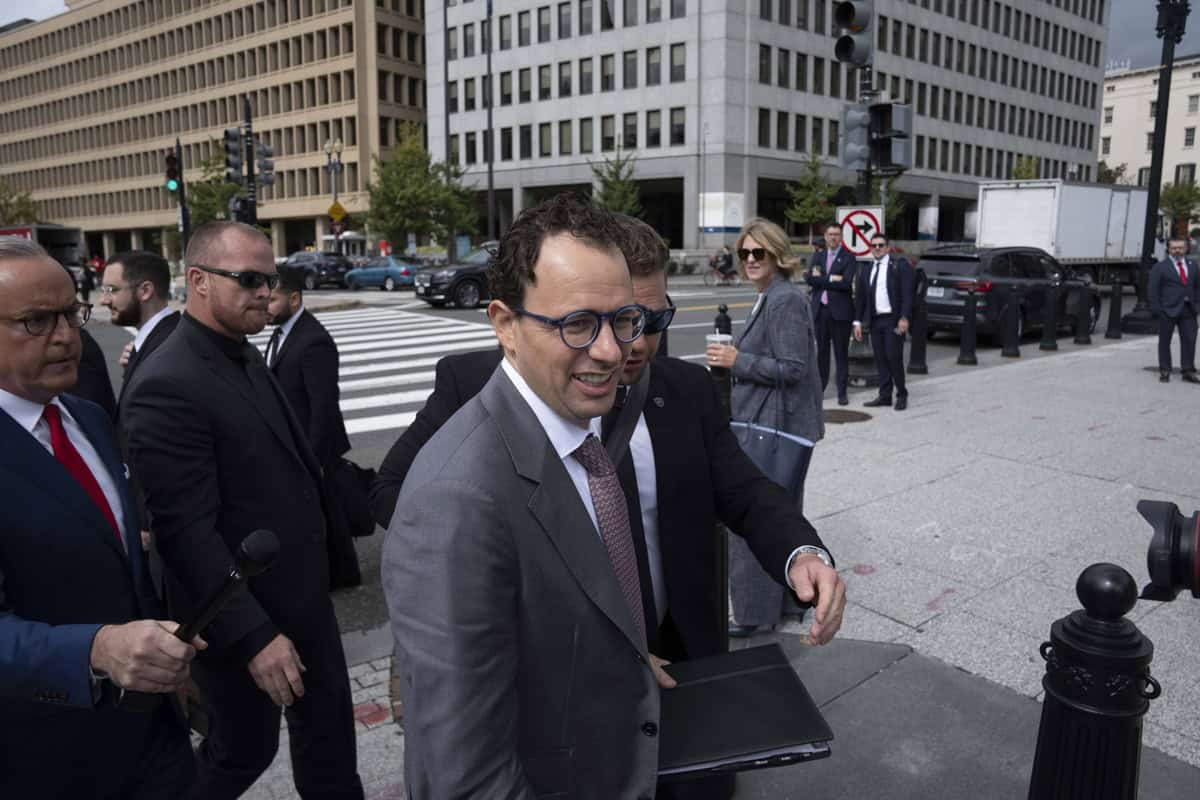 O CEO da Anthropic, Dario Amodei (C), chega perto da Casa Branca antes de uma reunião planejada com o presidente dos EUA, Donald Trump, em Washington, DC, em 29 de setembro de 2026