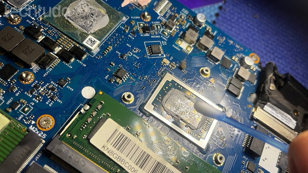 Com uma haste de algodĂŁo imbuida de álcool isopropĂlico, basta limpar a pasta ressecada — Foto: Gabriel Mattos/TechTudo