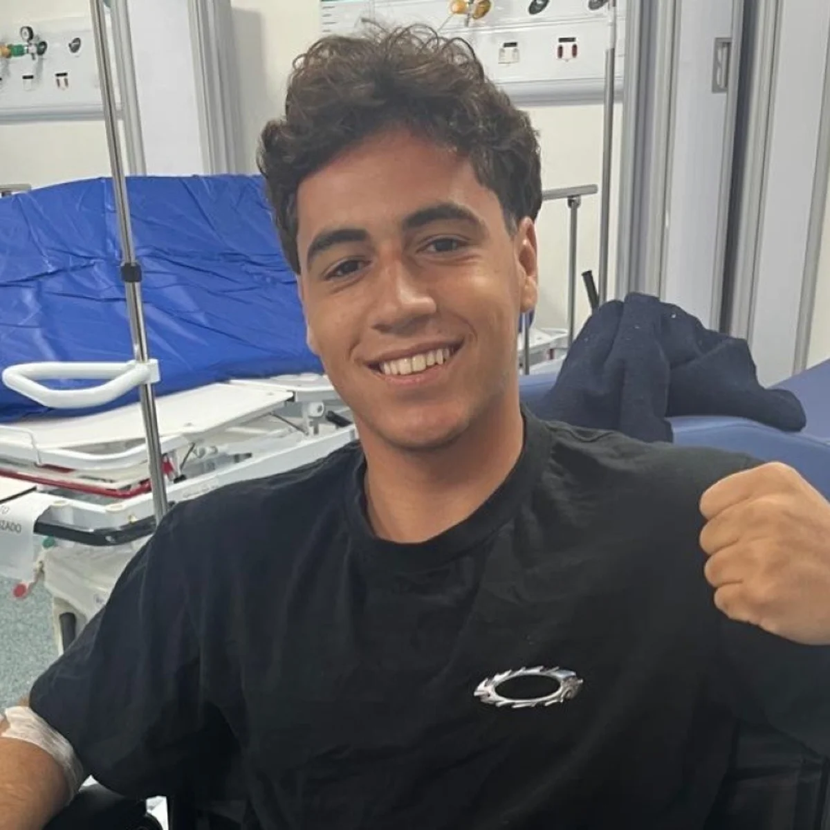 Surfista Rickson Falcão é atingido por quatro tiros enquanto tomava açaí
