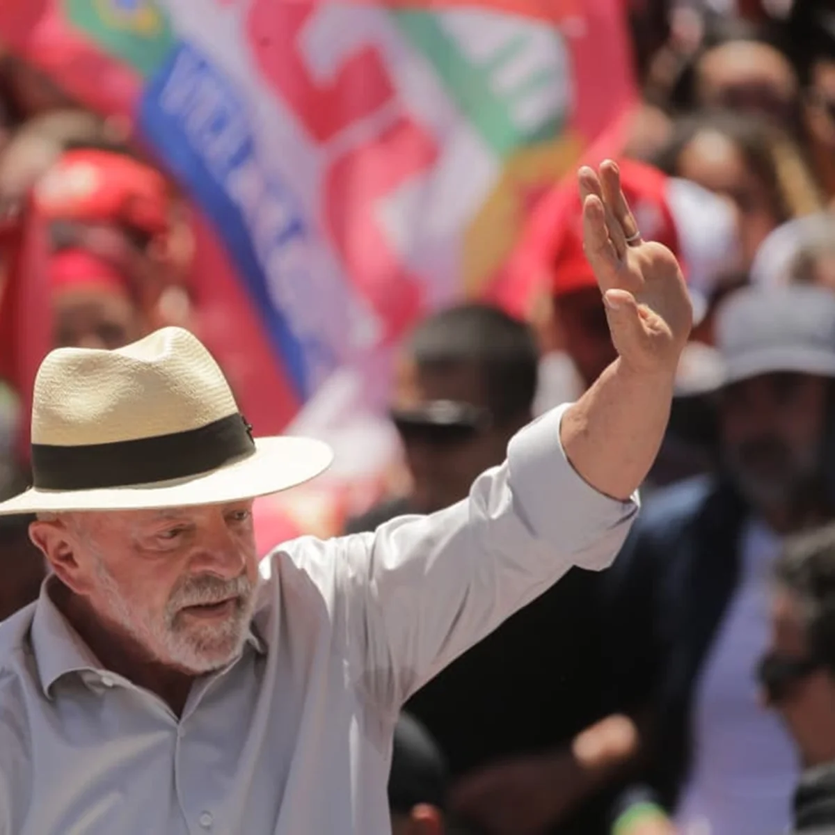 Lula anuncia PEC para garantir passe livre no transporte aos fins de semana