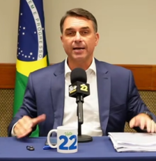 Flávio Bolsonaro (PL-RJ) durante live aberta nas redes sociais após cancelamento do debate da Globo Foto: Reprodução / YouTube