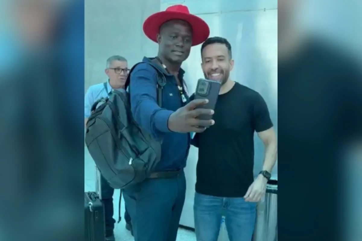 Janones é tietado por fila de "soldados" em aeroporto no domingo de eleição