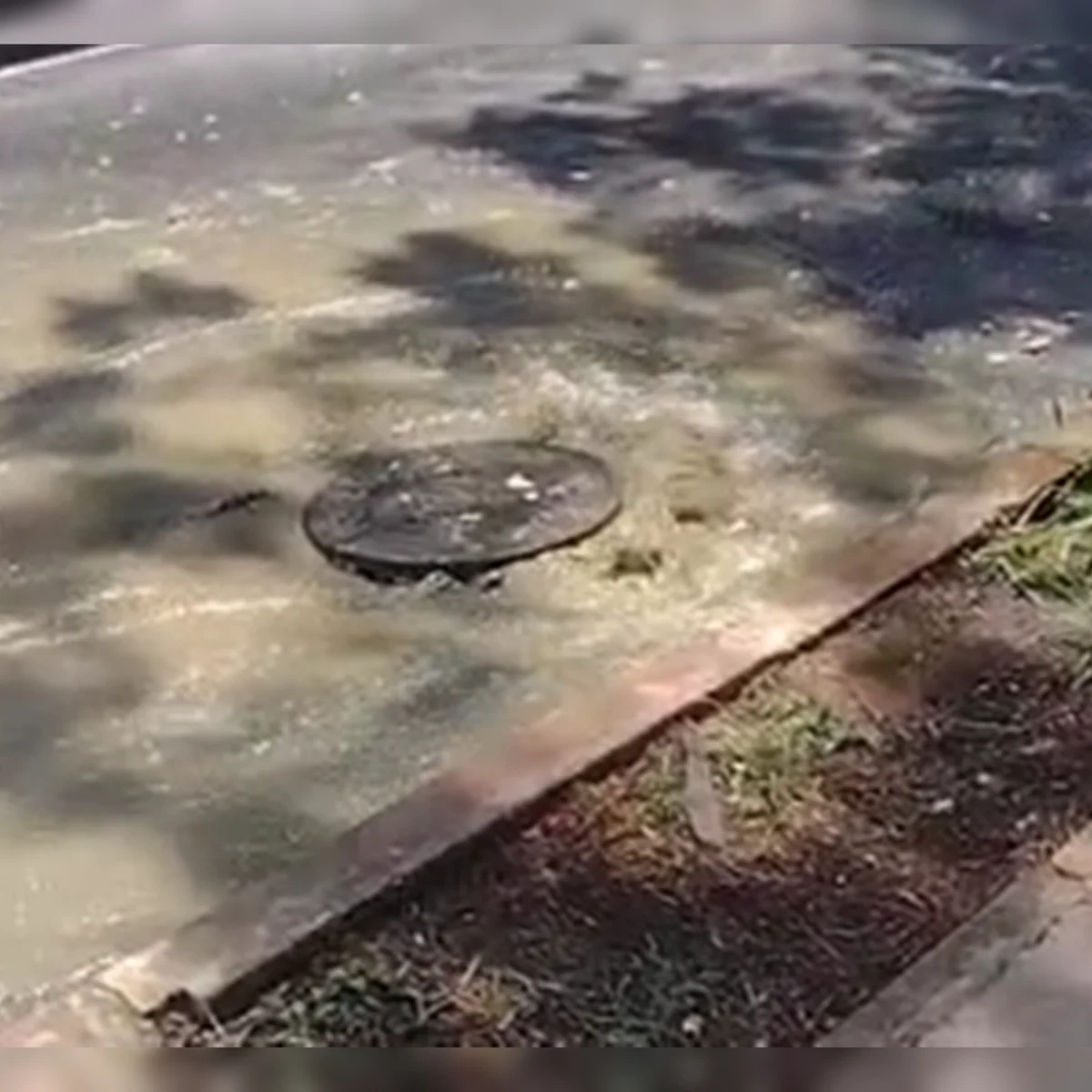Esgoto transborda de bueiro em avenida próxima ao centro de Taguatinga
