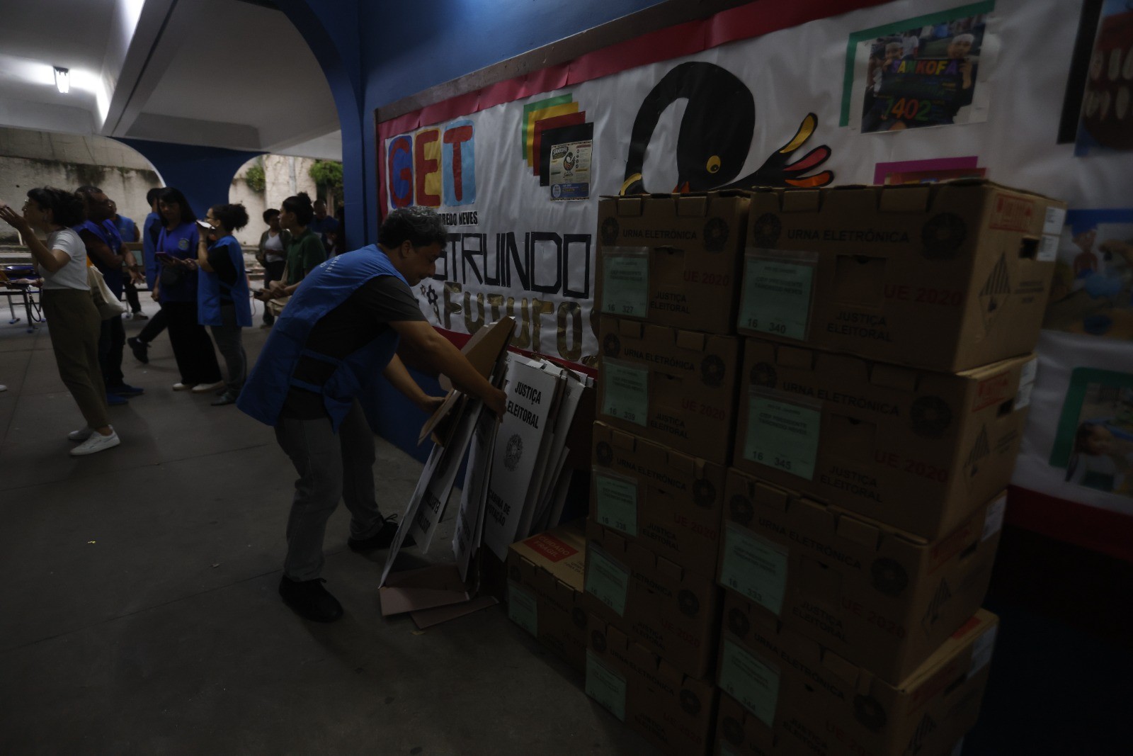 Decisão de Zanin não chega a tempo e votação nas urnas é encerrada em parte das seções eleitorais no Rio