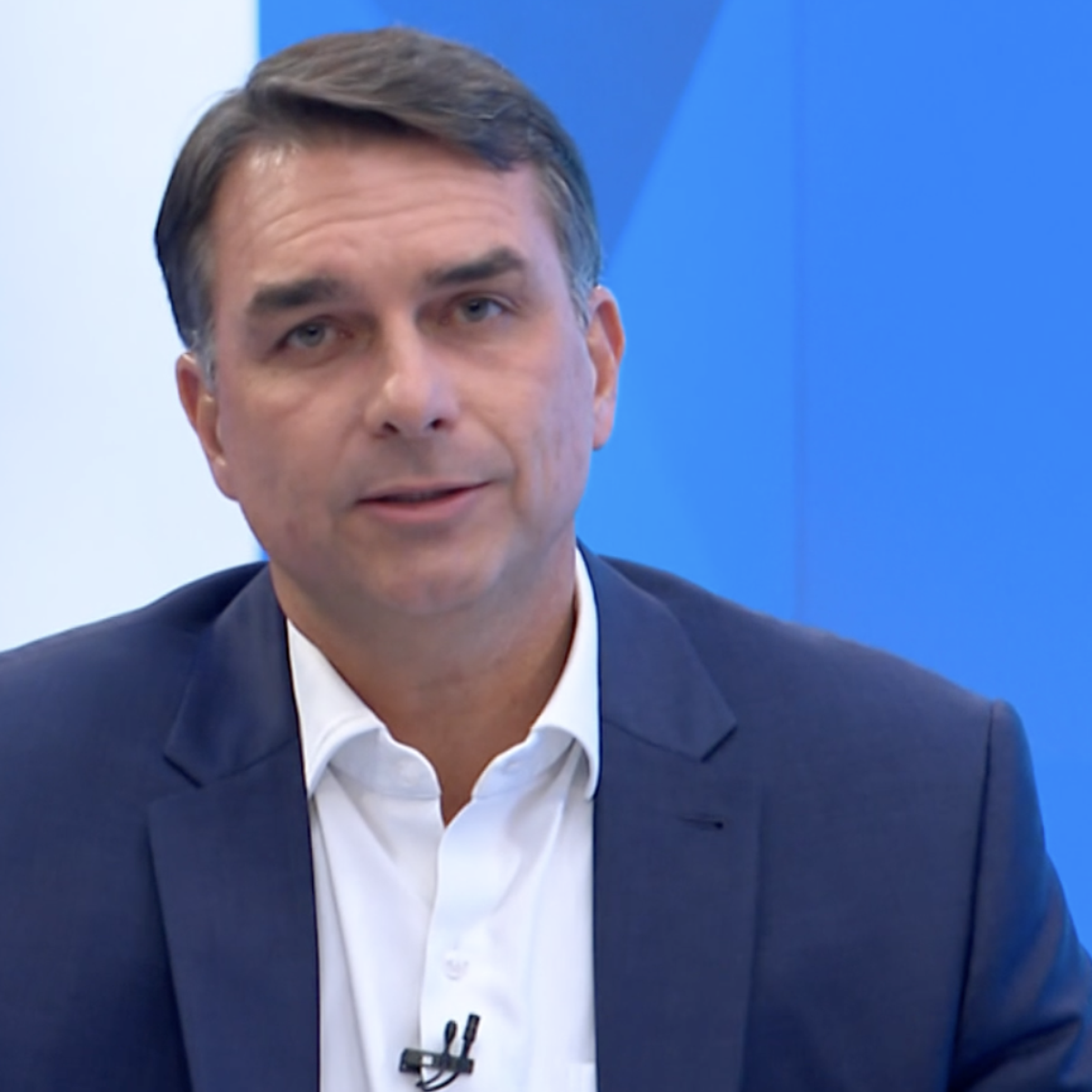 Flávio Bolsonaro cita negócios da Globo com Vorcaro e é rebatido por Renata Lo Prete durante sabatina