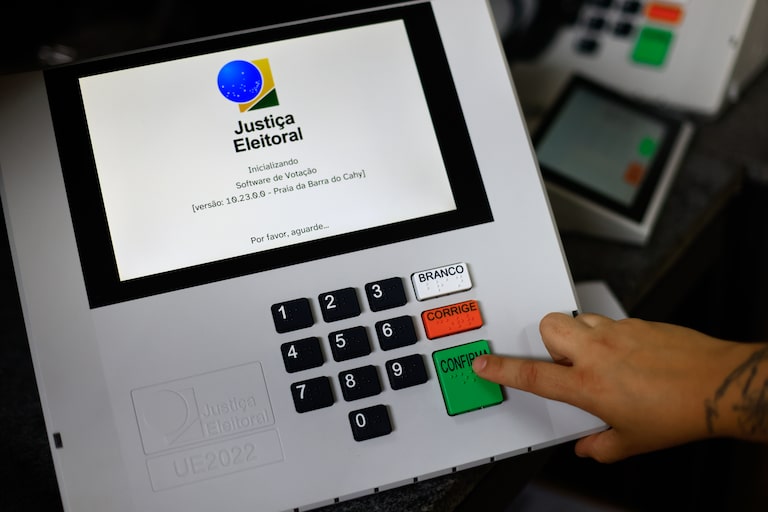 De camisetas a celular na cabine: o que pode e o que não pode no dia da votação