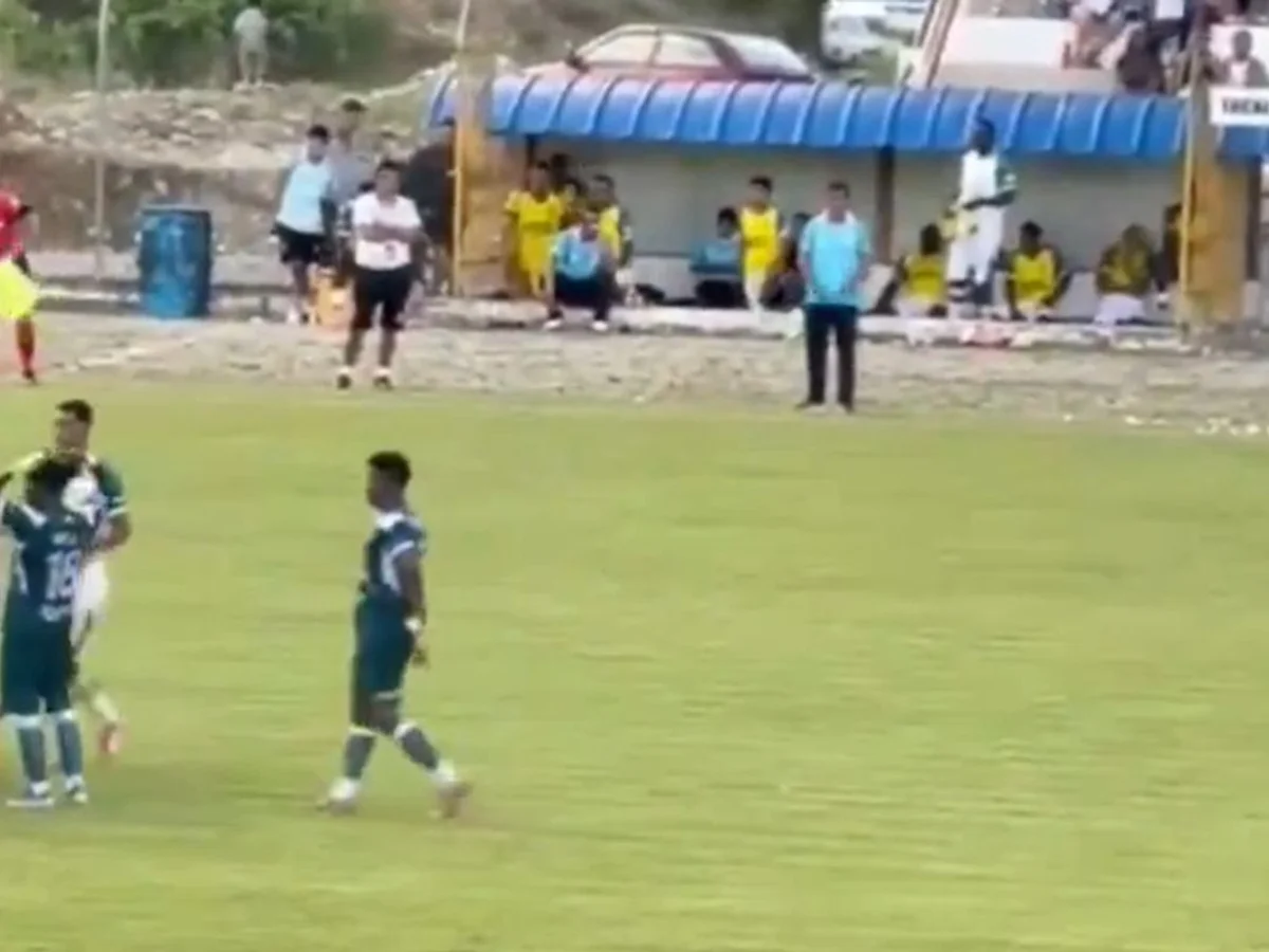 Jogador é demitido de clube equatoriano após acertar bandeirinha com pedra