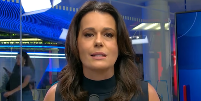 Âncora do Jornal da Band e Band News FM, Adriana Araújo se emociona ao falar sobre a atitude de Eduarda Campopiano Foto: Reprodução / Band News FM via YouTube