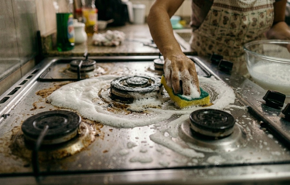 Grades do forno estão imundas? O truque que facilita a limpeza