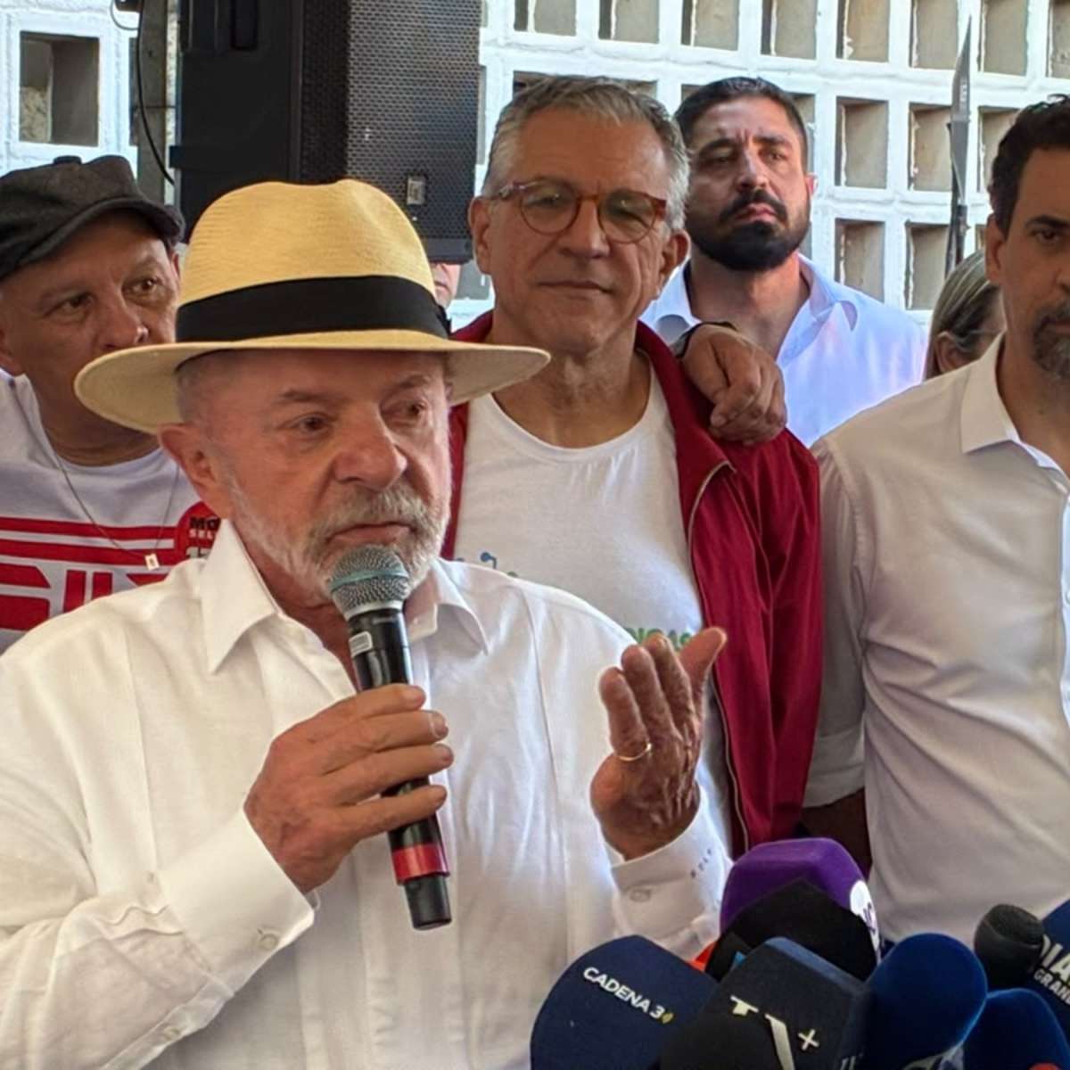 Lula vota em São Bernardo do Campo e diz que irá propor reforma no STF caso seja reeleito