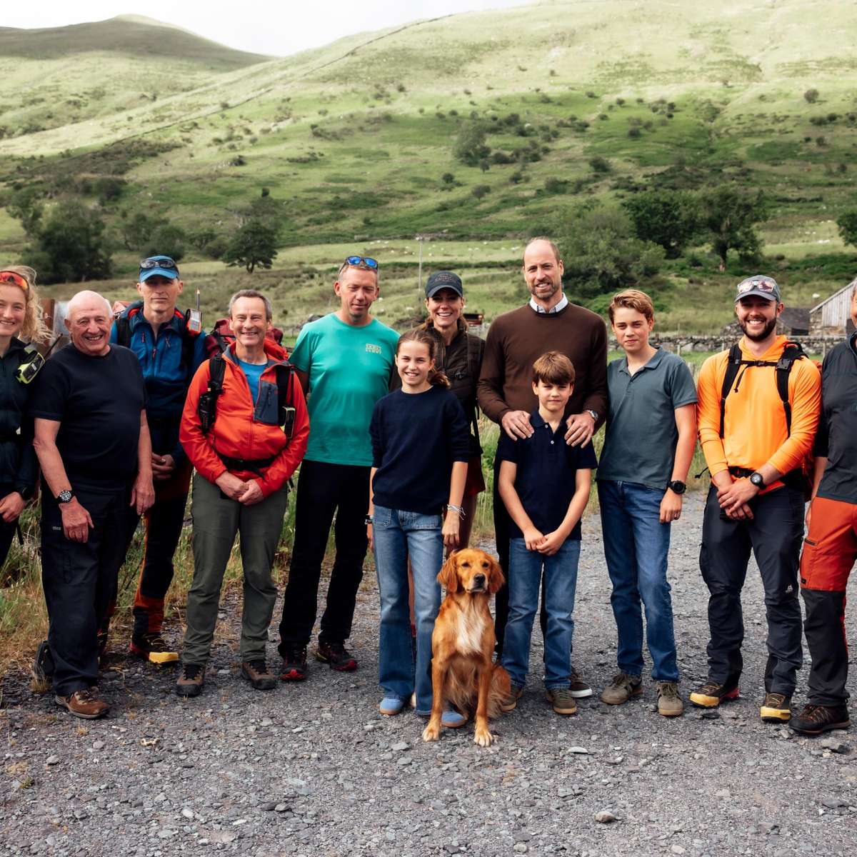 Kate Middleton publica foto inédita da família ao completar o Desafio Nacional do Três Picos