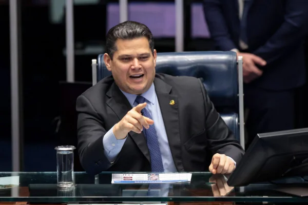 Alcolumbre sinaliza colocar fim da 6x1 em votação na próxima semana