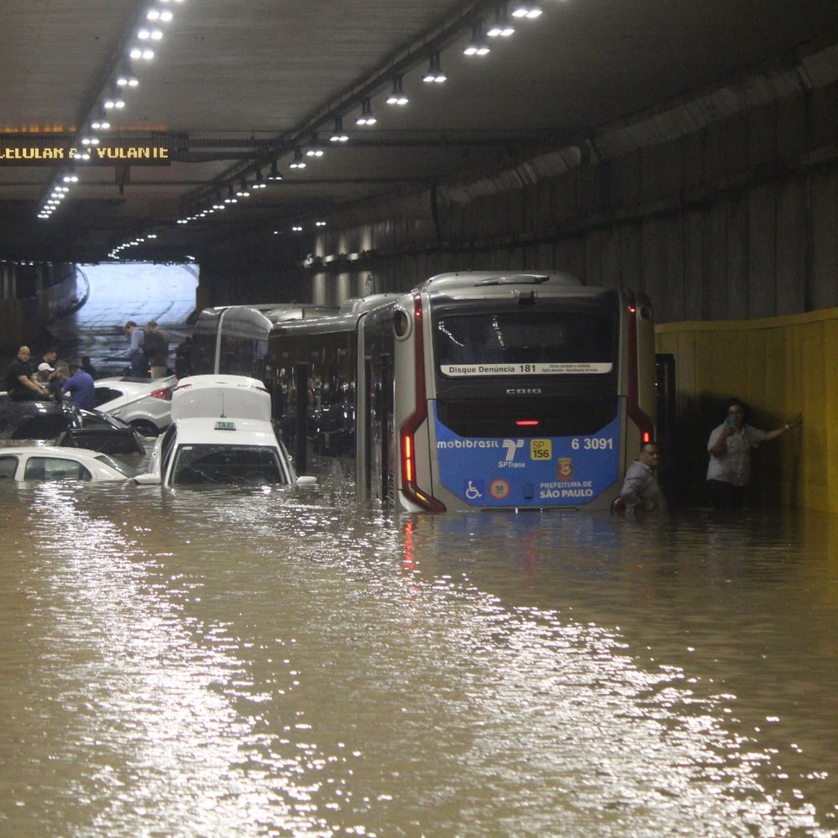Anhangabaú registrou em 40 min de chuva o esperado para 11 dias, diz Prefeitura após caos em SP