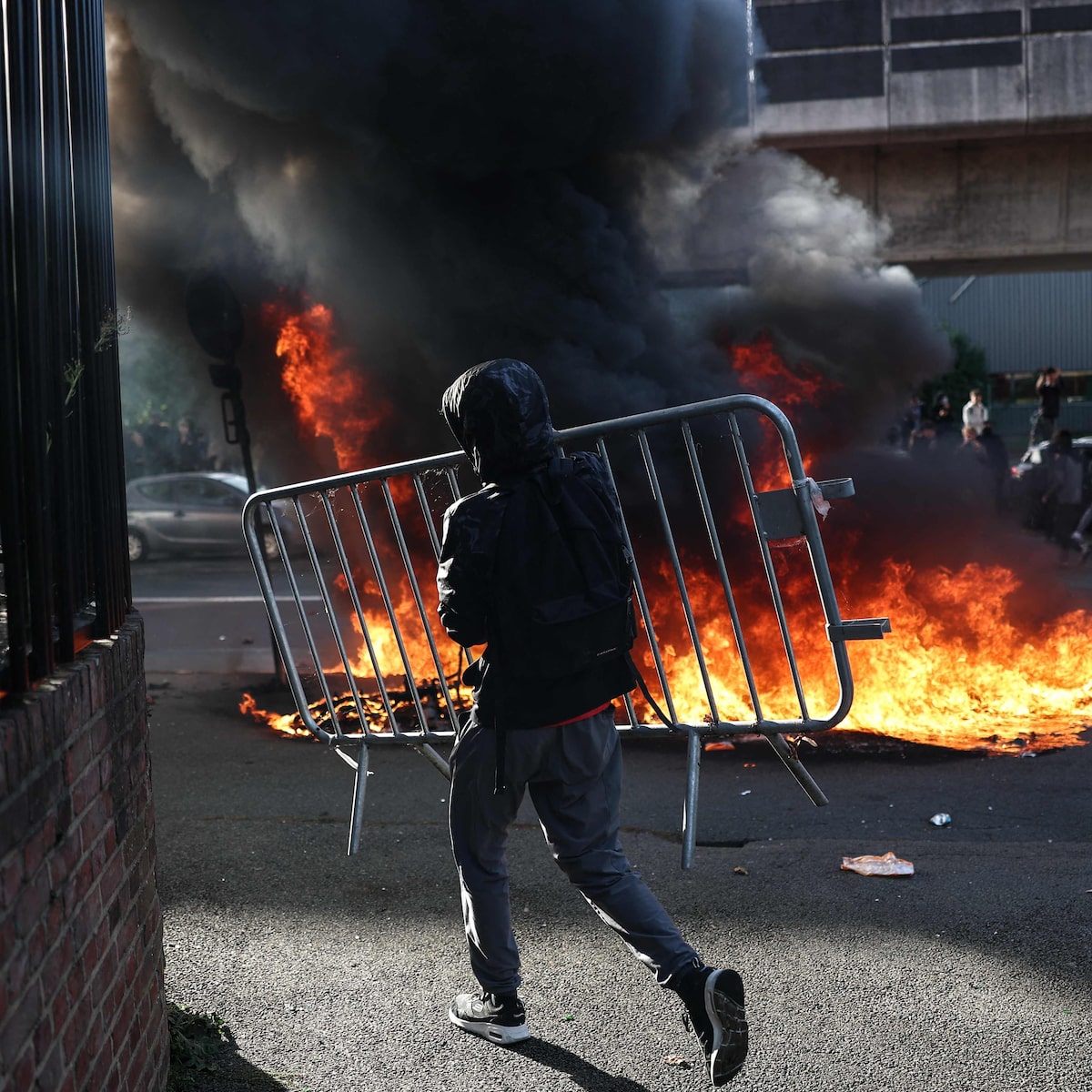 Protestos estudantis deixam escolas incendiadas na França; premiê convoca reunião de crise