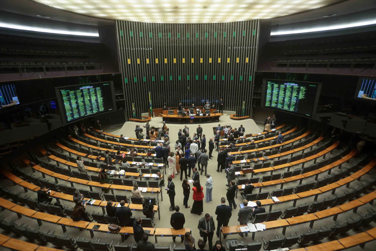 Câmara: 301 deputados se reelegem; 183 exercerão primeiro mandato