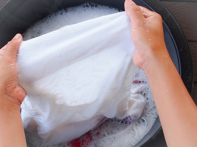 Como branquear roupa na máquina de lavar: 7 produtos para tirar o amarelado