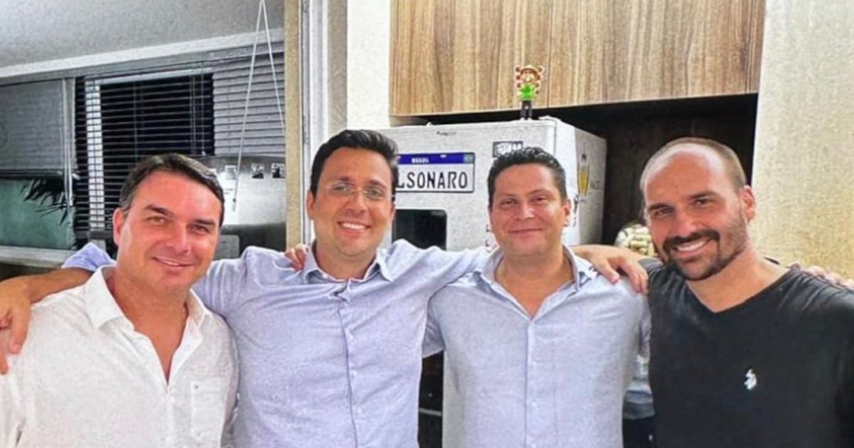 Relógio de luxo e cobrança de R$ 1,4 milhão: mensagens revelam disputa entre Flávio Bolsonaro e ex-sócio